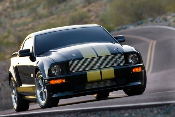 L auto mustang guida lungo la strada