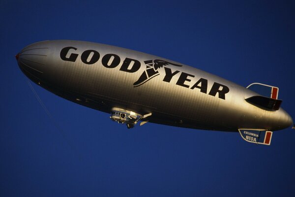 Dirigible volando en el cielo azul