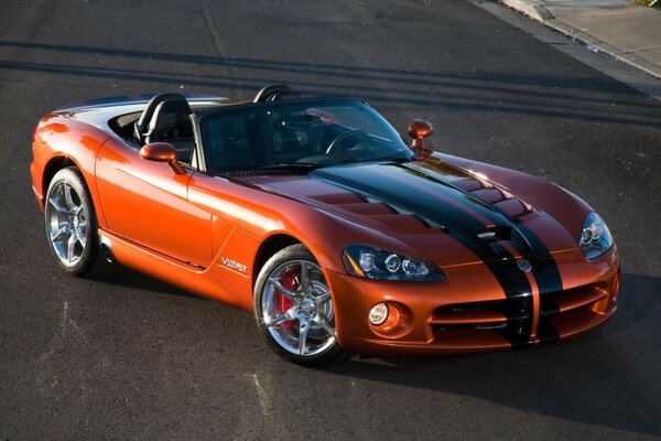 Dodge viper srt 10 naranja se encuentra en la carretera