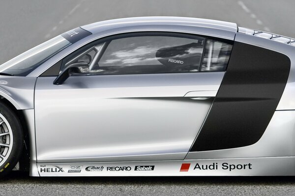 Panorama de la voiture audi avec grand spoiler voiture de formule 1