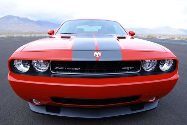 Coche deportivo rojo Dodge challenger