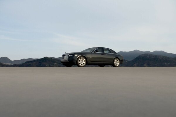 Rolls Royce noir sur fond de montagnes rocheuses