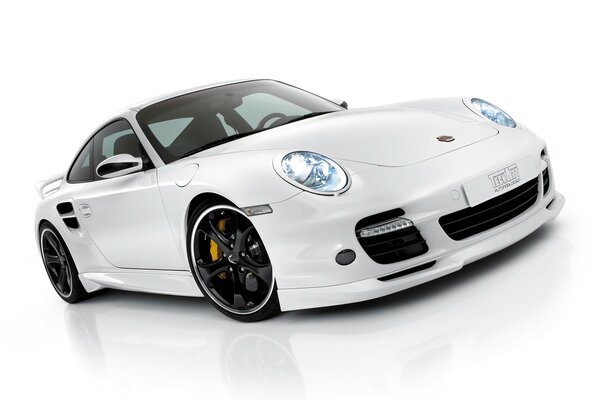 Coche Porsche blanco sobre fondo blanco