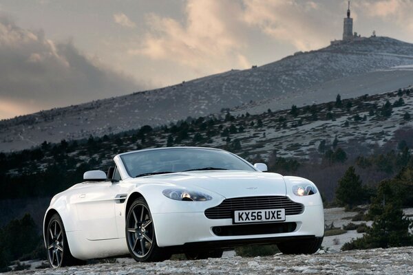 Автомобиль v8 vantage roadster у холма