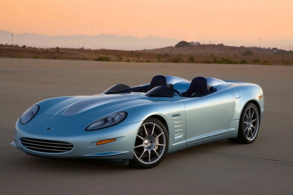 Blue allaway C16 speedster en el estacionamiento del desierto