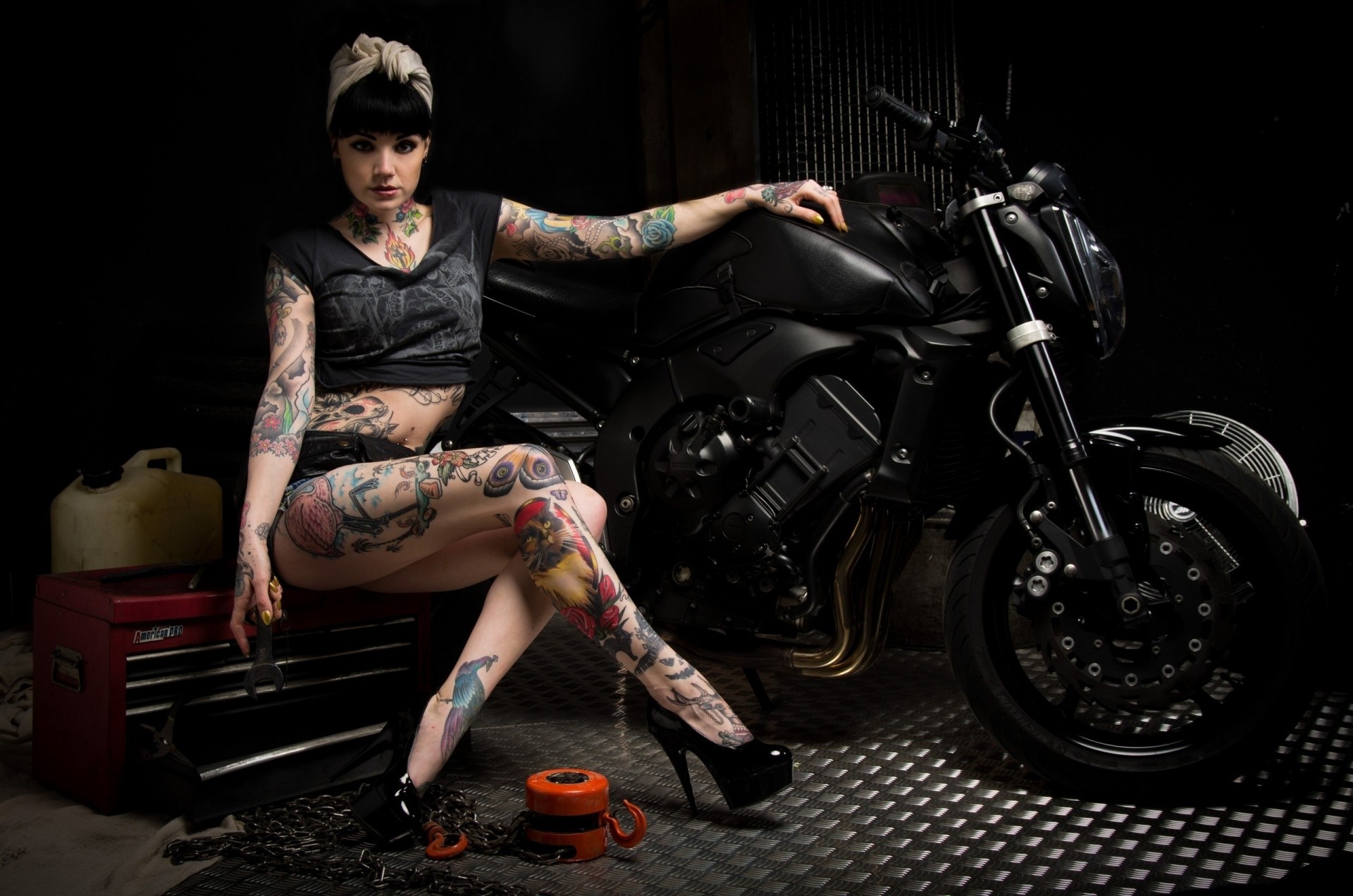 chica pose vista tatuaje motocicleta cadenas llaves