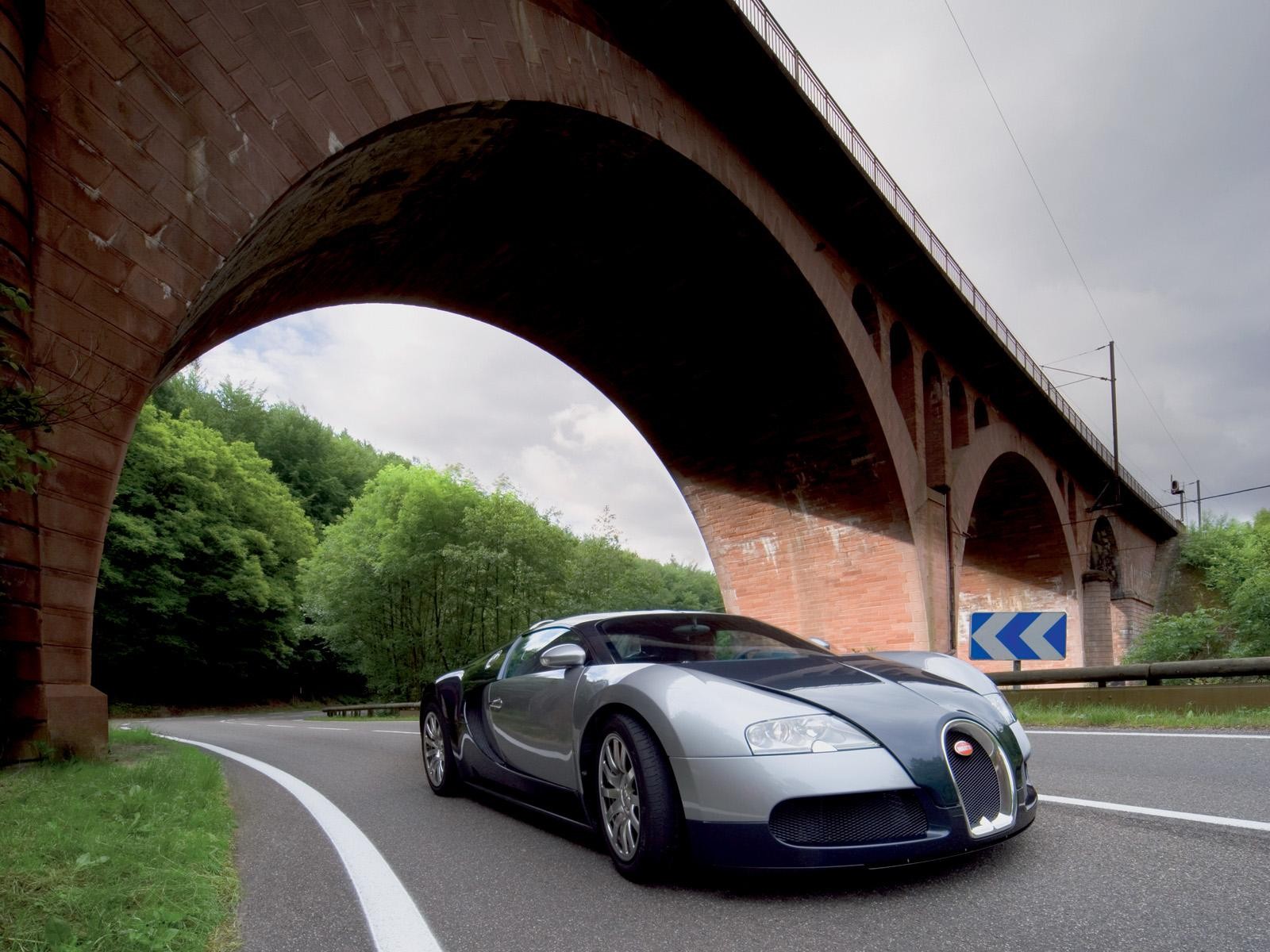 bugatti veyron arche pont route arbres