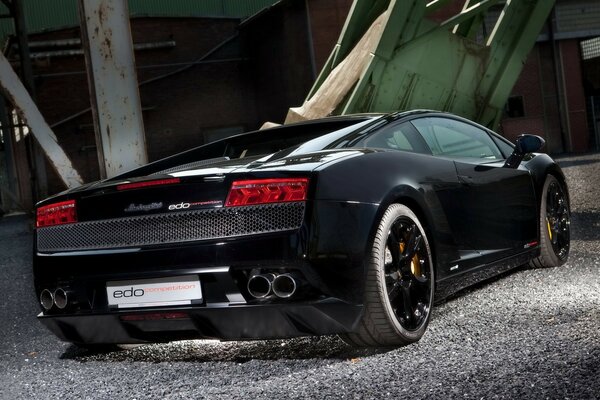 Schwarzer Lamborghini auf der Straße. Rückansicht