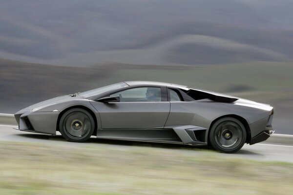 Lamborghini mit Geschwindigkeit unterwegs