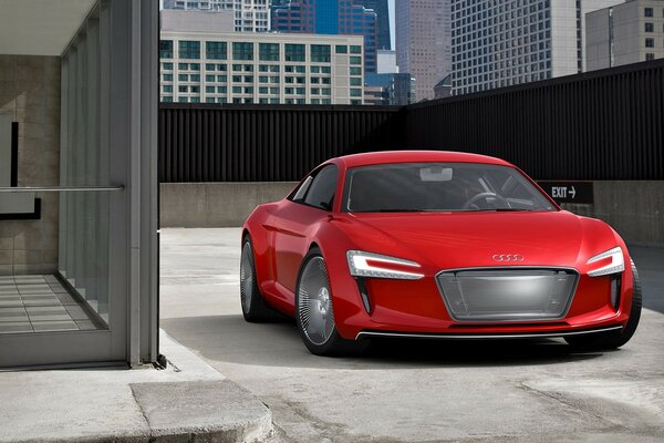 El Audi e-tron rojo se encuentra en el estacionamiento de varios niveles