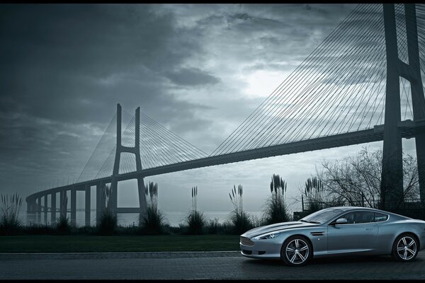 El Aston Martin DB9, junto al cual se encuentra el puente
