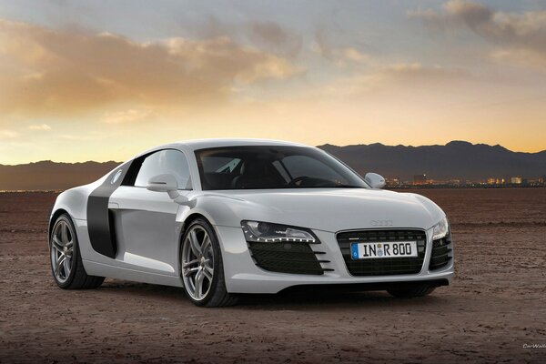 Audi blanco en el campo sobre el hermoso cielo