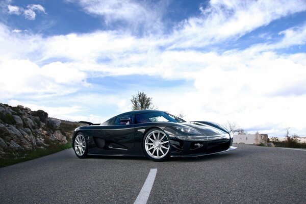 Machine noire Koenigsegg ccx sur fond de ciel