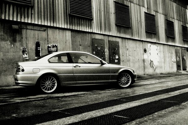 Фото BMW 3series с шумом и черно-белым фильтром
