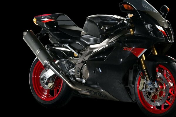 Hermosa motocicleta negra y ruedas rojas
