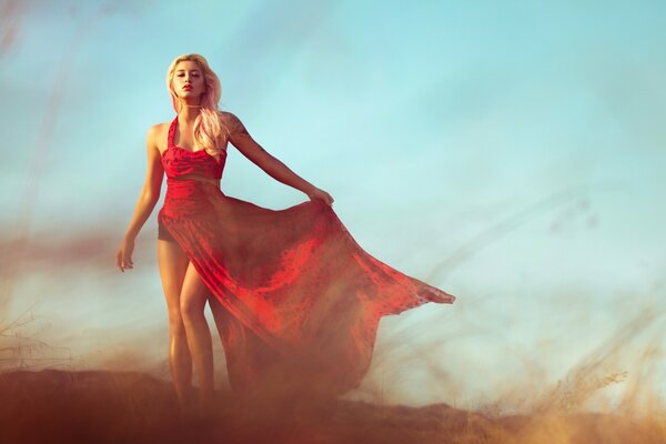 Chica en un hermoso vestido rojo con un tren