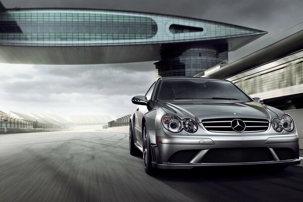 Auto mercedes in movimento. Grafica