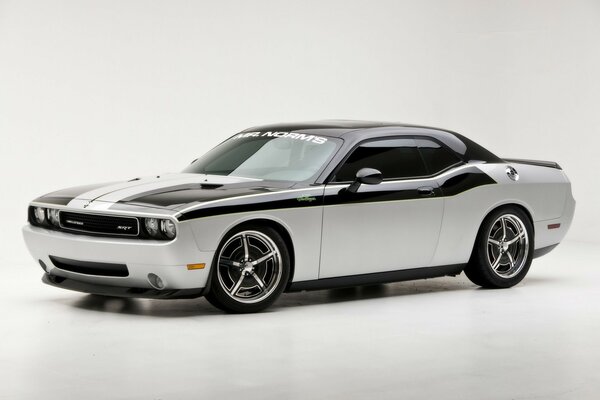 Miroir dodge challenger sur fond gris