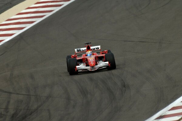 Coche de carreras rojo en la deriva en la pista