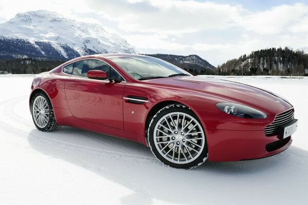 Aston Martin rosso su un altopiano ghiacciato