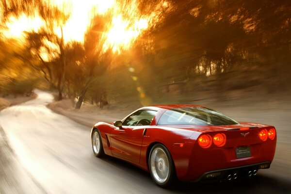 Voiture Corvette shevrolet sur la route sous le soleil du soir