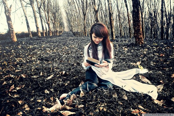 Photo d automne dans le bosquet. Fille avec un livre