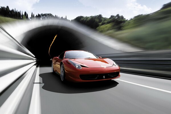 Une Ferrari rouge quitte le tunnel