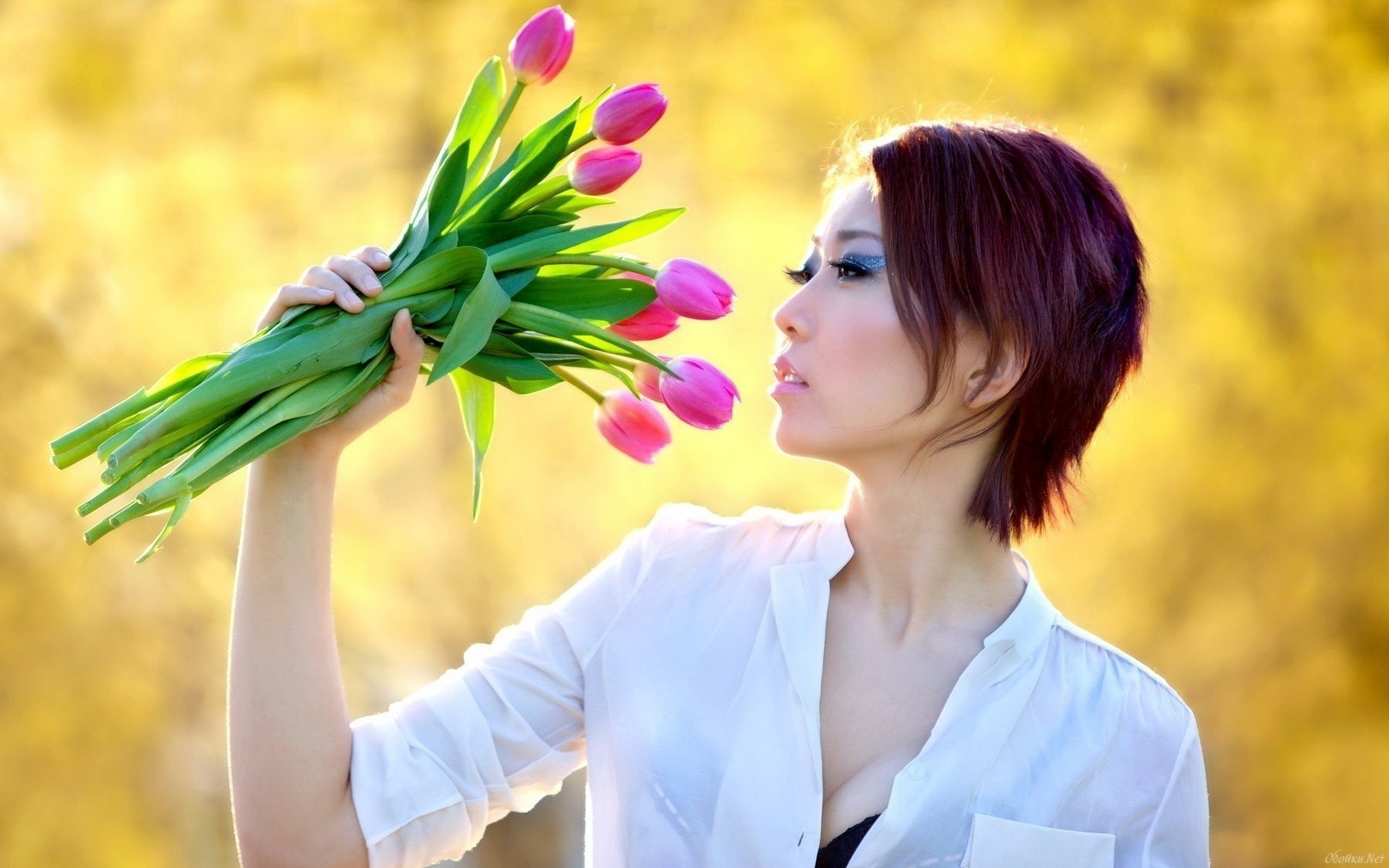 Девушка с букетом тюльпанов. Букет "девушке". Девушка с тюльпанами. Букет цветов для девушки. Девушка с весенними цветами.