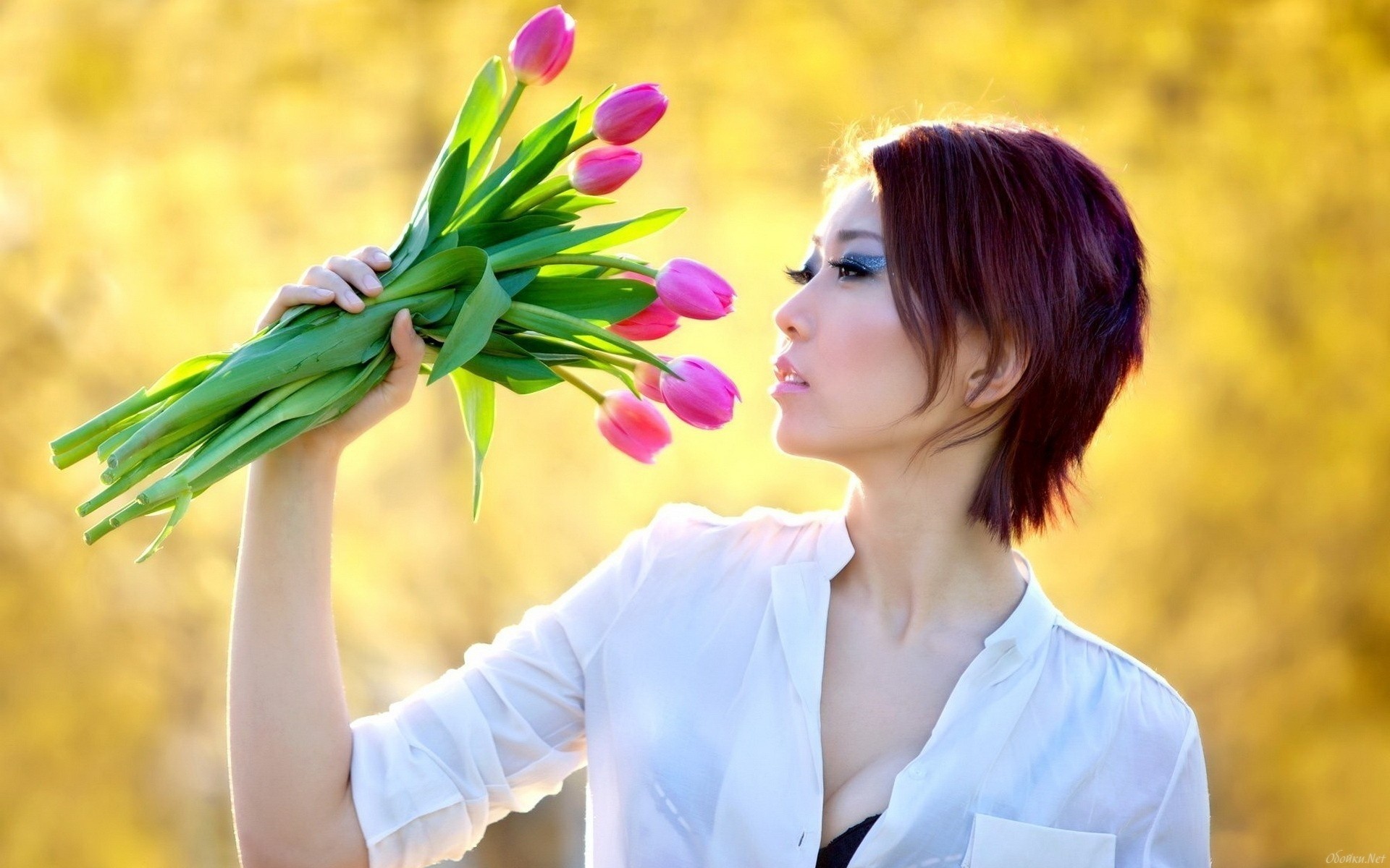 a woman tulip girl brunette flower yellow