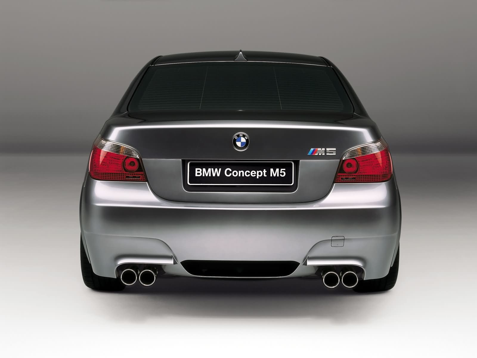 bmw m5 bagażnik rury wydechowe