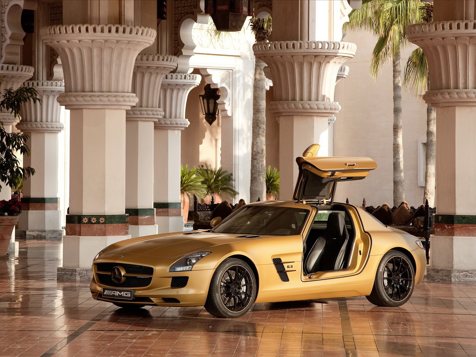 mercedes amg sls63 kolumny złoty drzwi hala