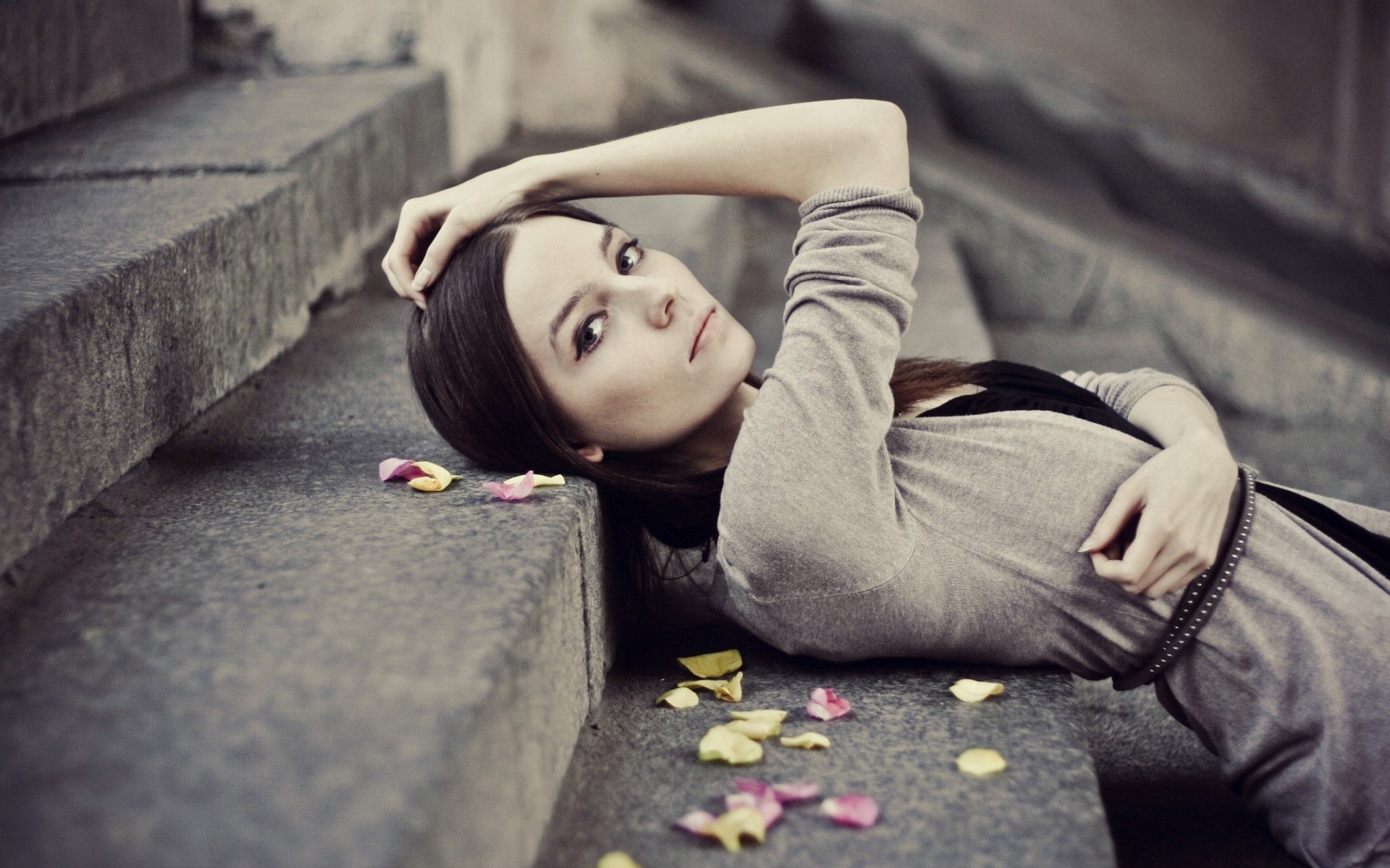 servizio fotografico scale bellezza ragazza petali di rosa