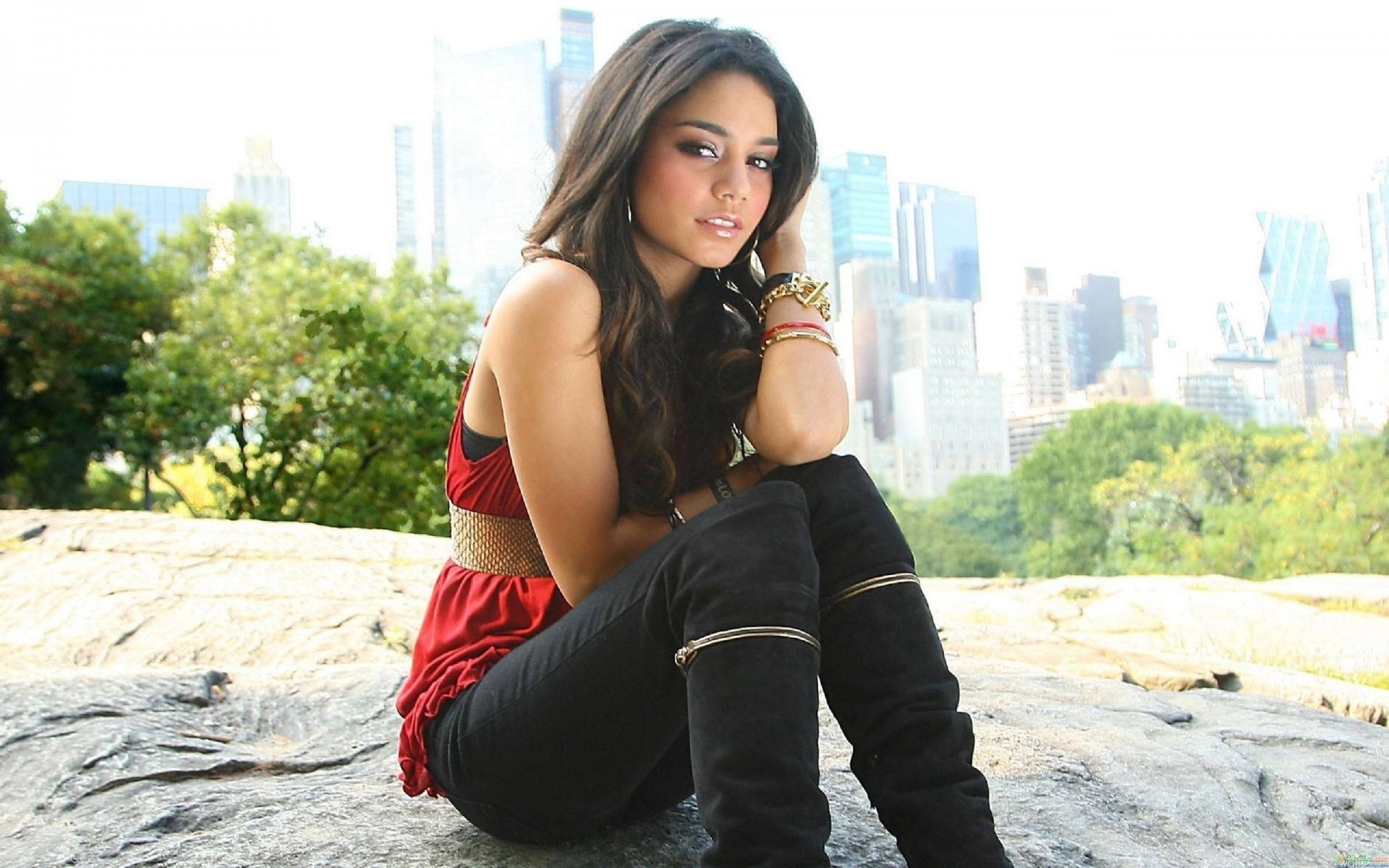 brünette vanessa ann hudgens model sitzend