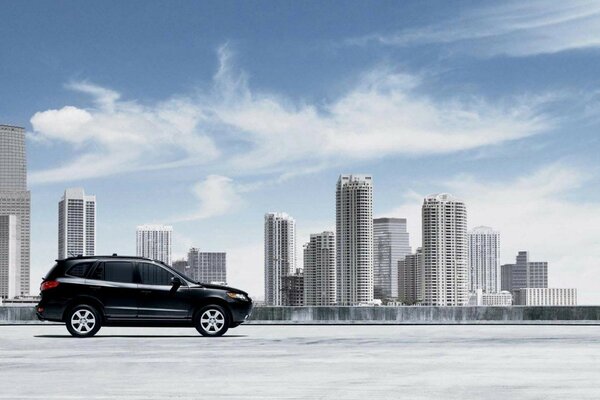 Voiture noire sur le paysage urbain