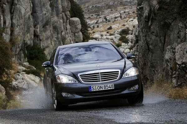 Mercedes clase s negro en las montañas