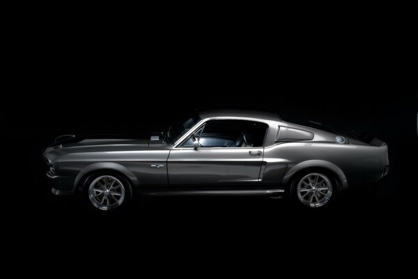 Ford Mustang argenté sur fond noir