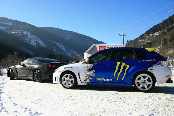 Subaru im Hintergrund von Schnee und Bergen