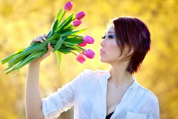 Short-haired brunette with a bouquet of tulips