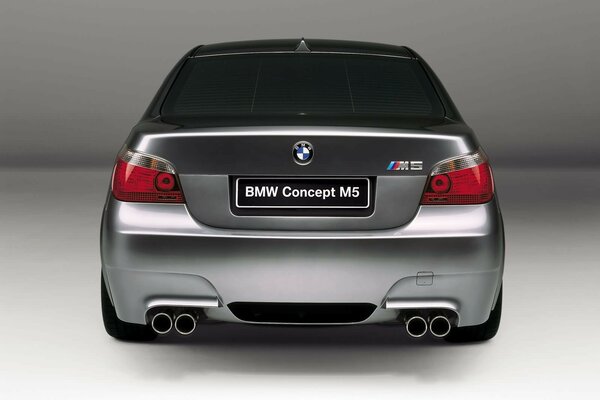 Bmw M5 con Maletero espacioso y 4 tubos de escape