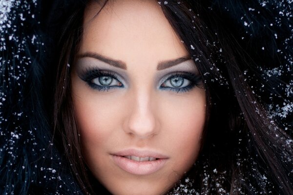 Morena con ojos azules en invierno