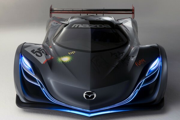 Elegancka sportowa Mazda z neonową wstawką