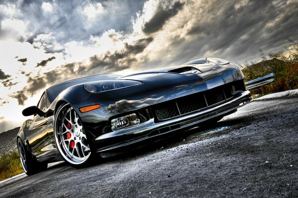 Chevrolet Corvette sur asphalte gris, voiture sous un ciel nuageux