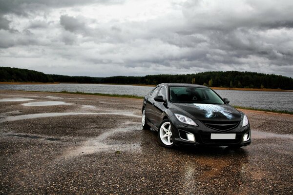 Coche negro con aerógrafo en el fondo del lago