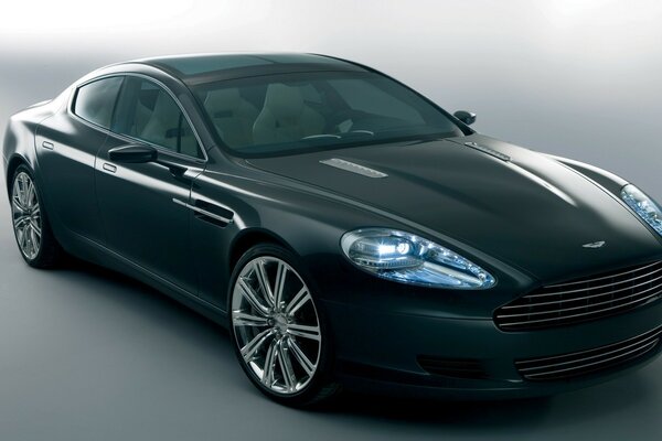 Aston Martim su sfondo grigio