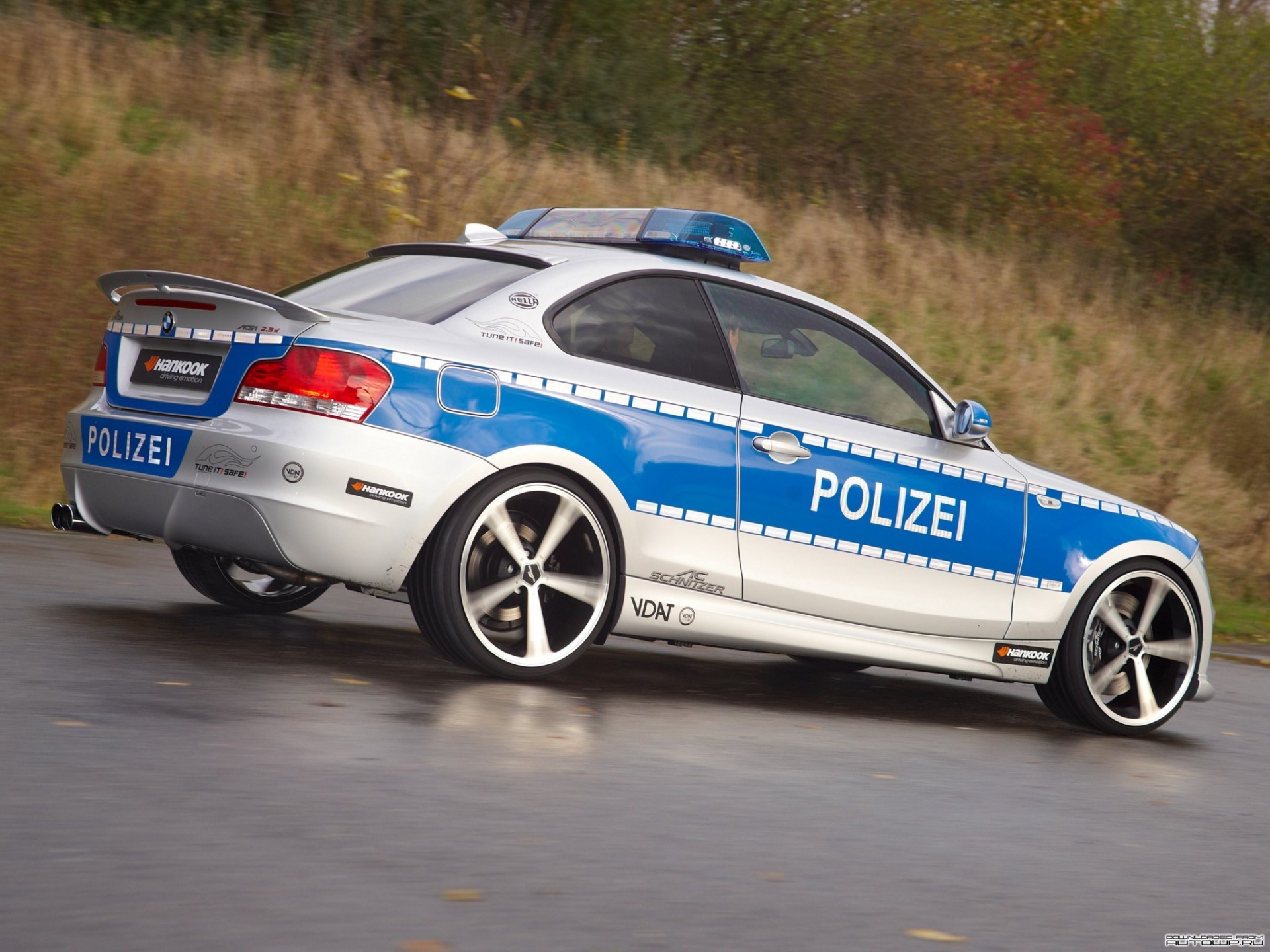 policías auto blanco y azul2