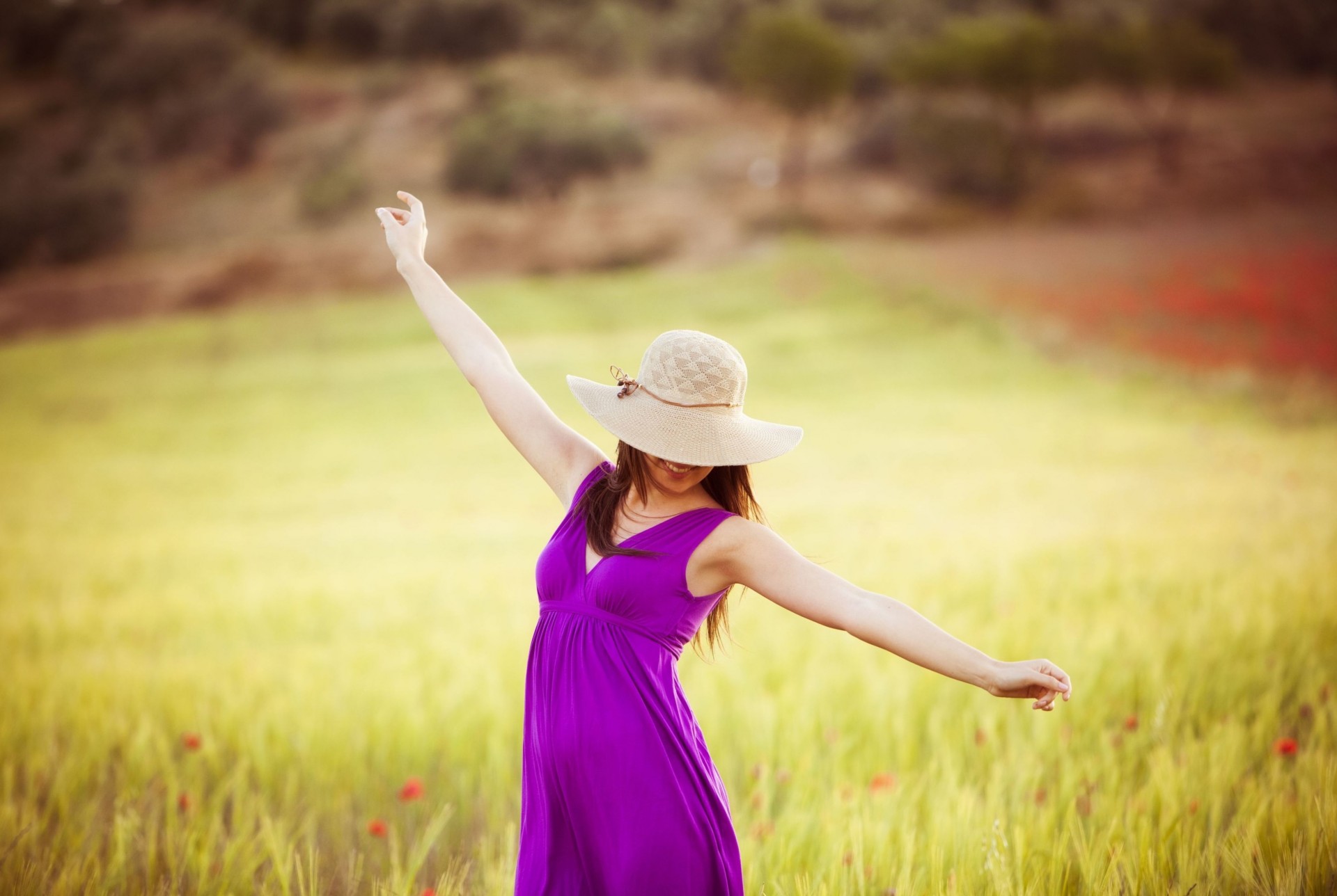 blumen laub widescreen vollbild lila kleid hintergrund frau freude mädchen baum bäume tapete blatt positiv stimmung hut freiheit unschärfe glück brünette hände feld