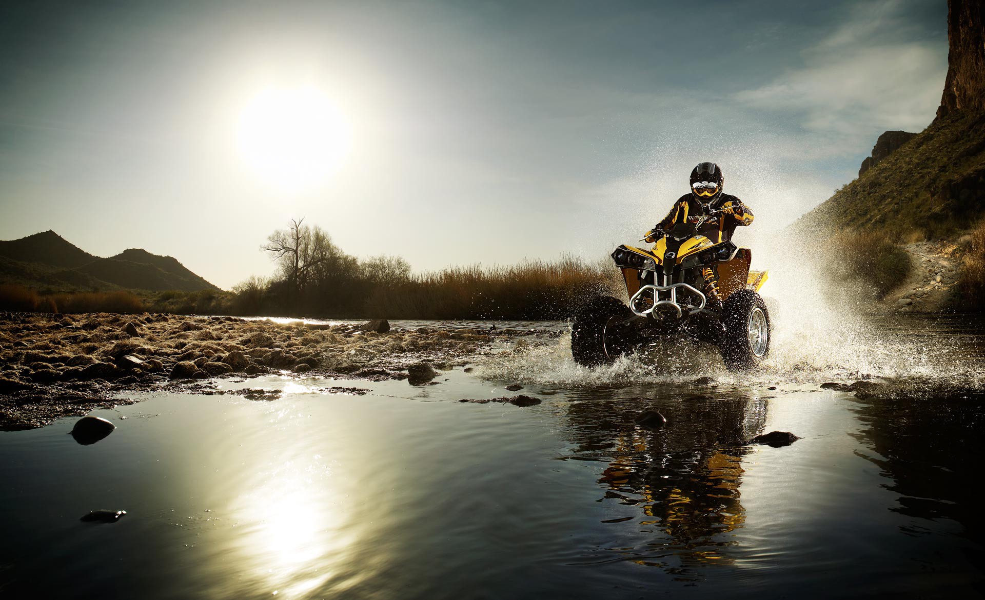 atv charco salpicaduras rocas sol