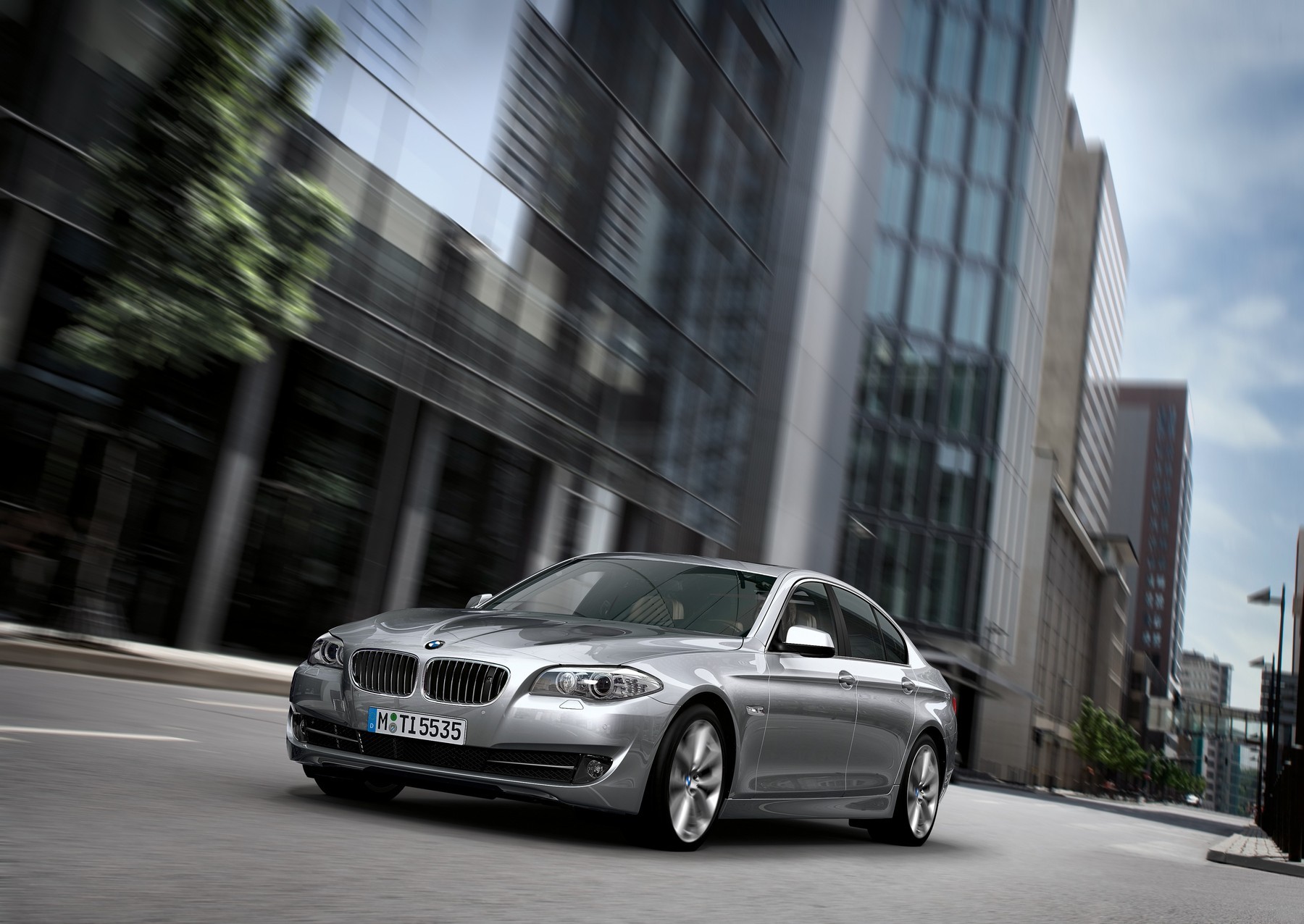 bmw serie 5 grigio traffico città