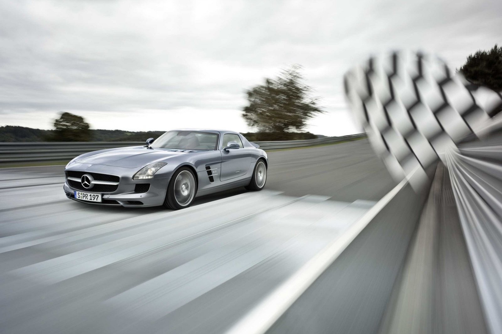 mercedes sls amg gris tráfico bandera a cuadros