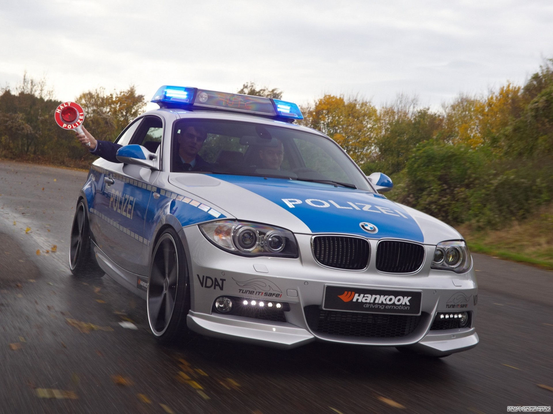 policías auto blanco y azul